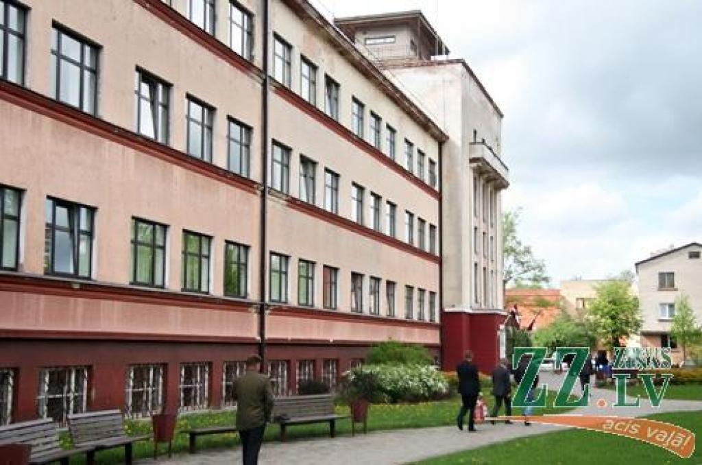 Sestdien ar absolventu, kā arī tagadējo un bijušo skolotāju salidojumu tiek svinēta Jelgavas Valsts ģimnāzijas 90 gadu jubileja. Starp Jelgavas 2.vidusskolas – tagadējās Valsts ģimnāzijas – absolventiem ir tādi cilvēki kā Atmodas laika...