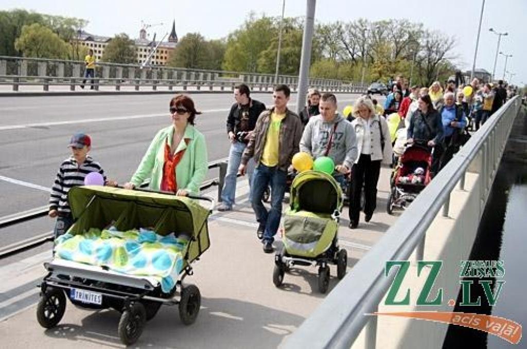 Desmitiem ģimeņu 6.maijā devās Ratu parādē no Jelgavas pils uz Lielupes pļavu. Gājienā devās arī jelgavniece Inga Ķergalve ar pērn oktobrī dzimušajām trīnītēm. Gājiens ar vēlāku balonu palaišanu debesīs rīkots, lai apvienotu pēc iespējas...