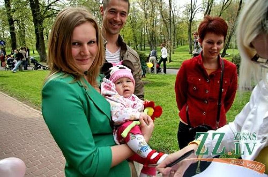 Desmitiem ģimeņu 6.maijā devās Ratu parādē no Jelgavas pils uz Lielupes pļavu. Gājienā devās arī jelgavniece Inga Ķergalve ar pērn oktobrī dzimušajām trīnītēm. Gājiens ar vēlāku balonu palaišanu debesīs rīkots, lai apvienotu pēc iespējas...