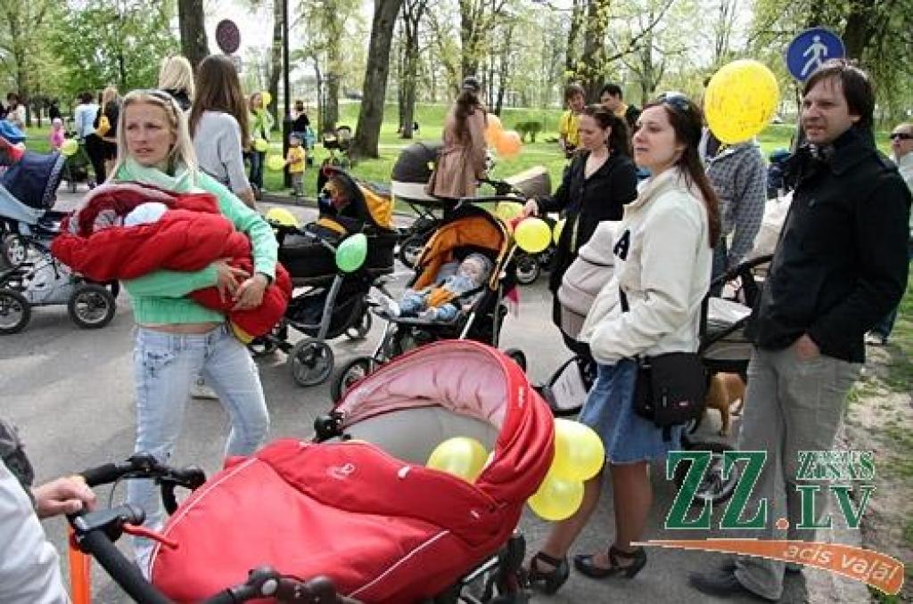Desmitiem ģimeņu 6.maijā devās Ratu parādē no Jelgavas pils uz Lielupes pļavu. Gājienā devās arī jelgavniece Inga Ķergalve ar pērn oktobrī dzimušajām trīnītēm. Gājiens ar vēlāku balonu palaišanu debesīs rīkots, lai apvienotu pēc iespējas...