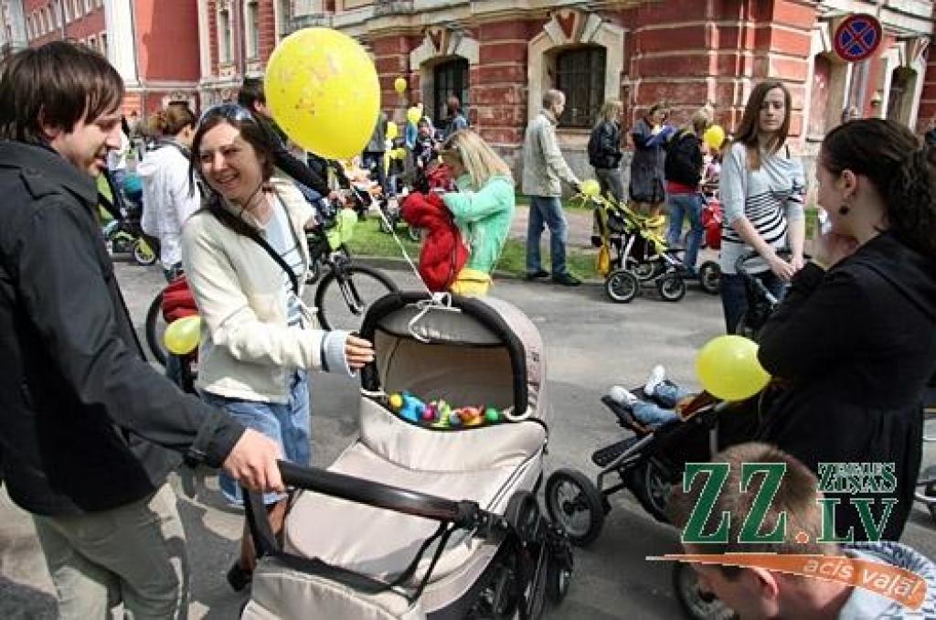 Desmitiem ģimeņu 6.maijā devās Ratu parādē no Jelgavas pils uz Lielupes pļavu. Gājienā devās arī jelgavniece Inga Ķergalve ar pērn oktobrī dzimušajām trīnītēm. Gājiens ar vēlāku balonu palaišanu debesīs rīkots, lai apvienotu pēc iespējas...