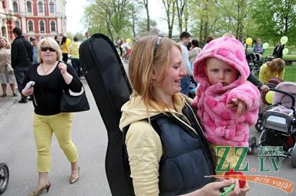 Desmitiem ģimeņu 6.maijā devās Ratu parādē no Jelgavas pils uz Lielupes pļavu. Gājienā devās arī jelgavniece Inga Ķergalve ar pērn oktobrī dzimušajām trīnītēm. Gājiens ar vēlāku balonu palaišanu debesīs rīkots, lai apvienotu pēc iespējas...