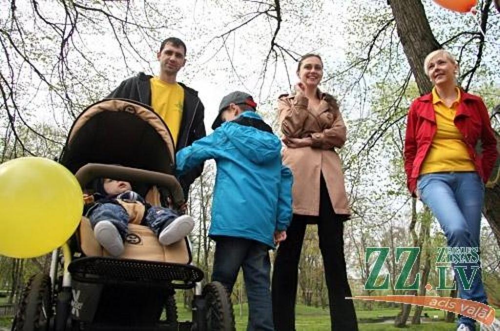 Desmitiem ģimeņu 6.maijā devās Ratu parādē no Jelgavas pils uz Lielupes pļavu. Gājienā devās arī jelgavniece Inga Ķergalve ar pērn oktobrī dzimušajām trīnītēm. Gājiens ar vēlāku balonu palaišanu debesīs rīkots, lai apvienotu pēc iespējas...