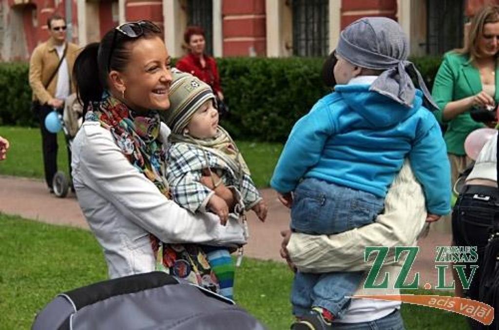 Desmitiem ģimeņu 6.maijā devās Ratu parādē no Jelgavas pils uz Lielupes pļavu. Gājienā devās arī jelgavniece Inga Ķergalve ar pērn oktobrī dzimušajām trīnītēm. Gājiens ar vēlāku balonu palaišanu debesīs rīkots, lai apvienotu pēc iespējas...