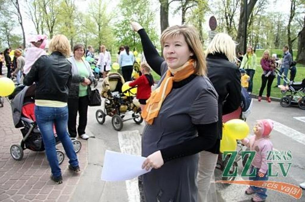 Desmitiem ģimeņu 6.maijā devās Ratu parādē no Jelgavas pils uz Lielupes pļavu. Gājienā devās arī jelgavniece Inga Ķergalve ar pērn oktobrī dzimušajām trīnītēm. Gājiens ar vēlāku balonu palaišanu debesīs rīkots, lai apvienotu pēc iespējas...