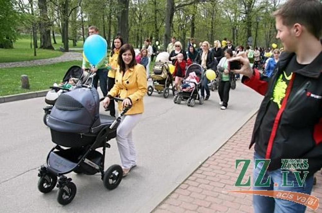 Desmitiem ģimeņu 6.maijā devās Ratu parādē no Jelgavas pils uz Lielupes pļavu. Gājienā devās arī jelgavniece Inga Ķergalve ar pērn oktobrī dzimušajām trīnītēm. Gājiens ar vēlāku balonu palaišanu debesīs rīkots, lai apvienotu pēc iespējas...