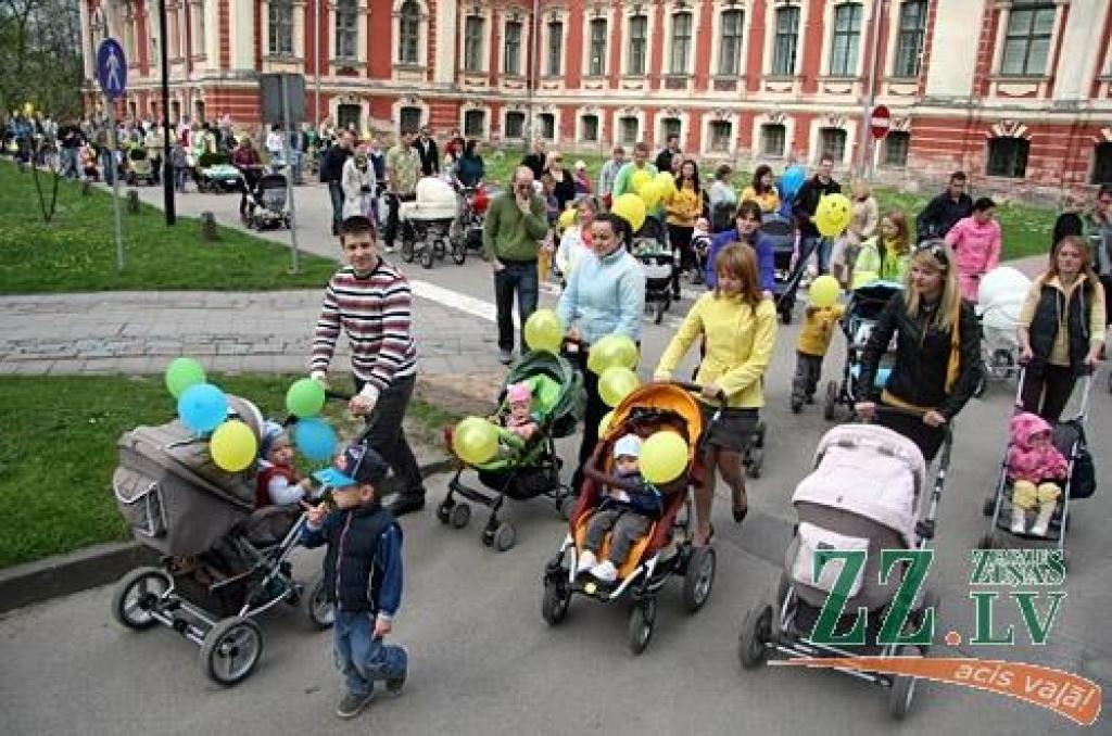 Desmitiem ģimeņu 6.maijā devās Ratu parādē no Jelgavas pils uz Lielupes pļavu. Gājienā devās arī jelgavniece Inga Ķergalve ar pērn oktobrī dzimušajām trīnītēm. Gājiens ar vēlāku balonu palaišanu debesīs rīkots, lai apvienotu pēc iespējas...