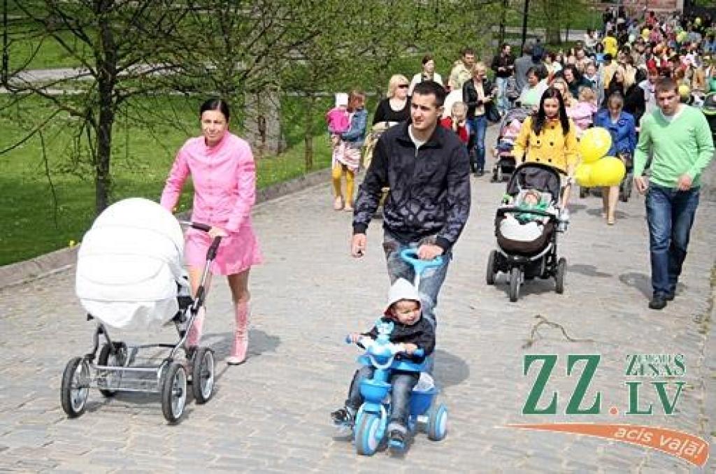 Desmitiem ģimeņu 6.maijā devās Ratu parādē no Jelgavas pils uz Lielupes pļavu. Gājienā devās arī jelgavniece Inga Ķergalve ar pērn oktobrī dzimušajām trīnītēm. Gājiens ar vēlāku balonu palaišanu debesīs rīkots, lai apvienotu pēc iespējas...