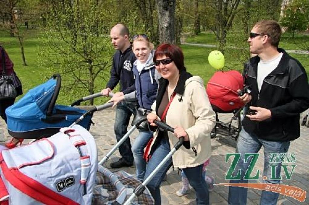 Desmitiem ģimeņu 6.maijā devās Ratu parādē no Jelgavas pils uz Lielupes pļavu. Gājienā devās arī jelgavniece Inga Ķergalve ar pērn oktobrī dzimušajām trīnītēm. Gājiens ar vēlāku balonu palaišanu debesīs rīkots, lai apvienotu pēc iespējas...
