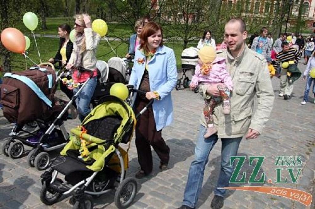 Desmitiem ģimeņu 6.maijā devās Ratu parādē no Jelgavas pils uz Lielupes pļavu. Gājienā devās arī jelgavniece Inga Ķergalve ar pērn oktobrī dzimušajām trīnītēm. Gājiens ar vēlāku balonu palaišanu debesīs rīkots, lai apvienotu pēc iespējas...