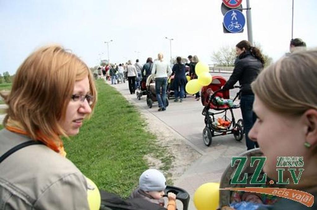 Desmitiem ģimeņu 6.maijā devās Ratu parādē no Jelgavas pils uz Lielupes pļavu. Gājienā devās arī jelgavniece Inga Ķergalve ar pērn oktobrī dzimušajām trīnītēm. Gājiens ar vēlāku balonu palaišanu debesīs rīkots, lai apvienotu pēc iespējas...