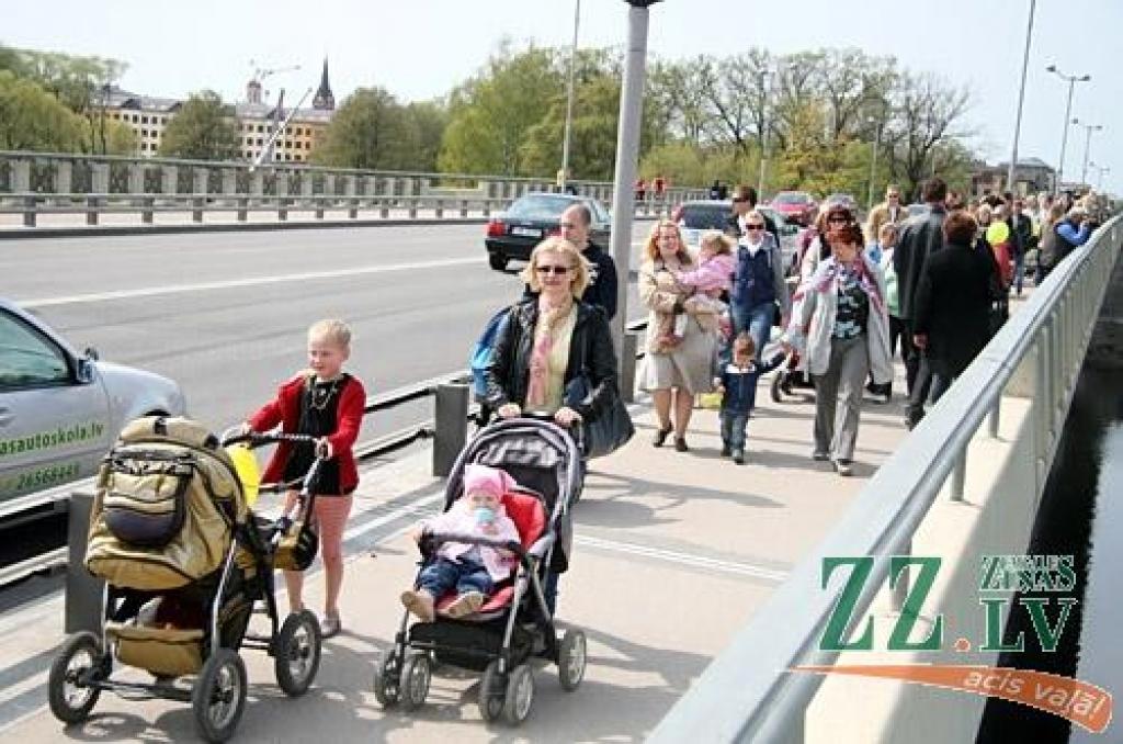Desmitiem ģimeņu 6.maijā devās Ratu parādē no Jelgavas pils uz Lielupes pļavu. Gājienā devās arī jelgavniece Inga Ķergalve ar pērn oktobrī dzimušajām trīnītēm. Gājiens ar vēlāku balonu palaišanu debesīs rīkots, lai apvienotu pēc iespējas...