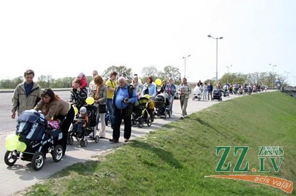 Desmitiem ģimeņu 6.maijā devās Ratu parādē no Jelgavas pils uz Lielupes pļavu. Gājienā devās arī jelgavniece Inga Ķergalve ar pērn oktobrī dzimušajām trīnītēm. Gājiens ar vēlāku balonu palaišanu debesīs rīkots, lai apvienotu pēc iespējas...