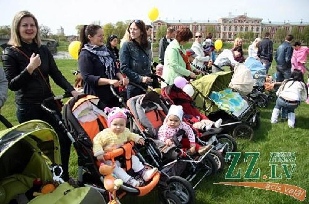 Desmitiem ģimeņu 6.maijā devās Ratu parādē no Jelgavas pils uz Lielupes pļavu. Gājienā devās arī jelgavniece Inga Ķergalve ar pērn oktobrī dzimušajām trīnītēm. Gājiens ar vēlāku balonu palaišanu debesīs rīkots, lai apvienotu pēc iespējas...