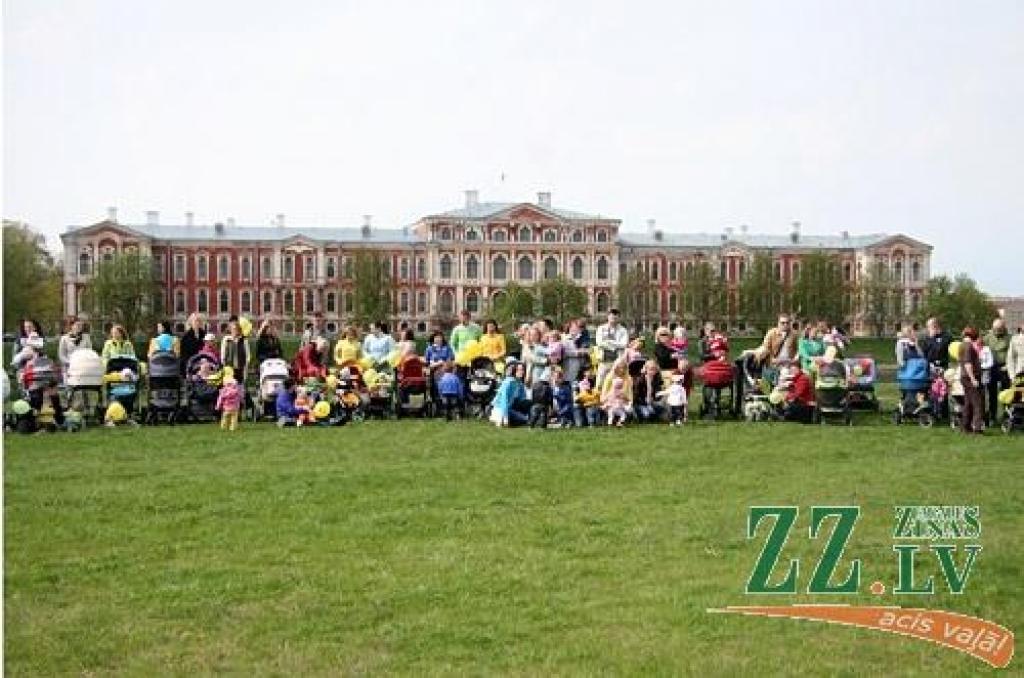 Desmitiem ģimeņu 6.maijā devās Ratu parādē no Jelgavas pils uz Lielupes pļavu. Gājienā devās arī jelgavniece Inga Ķergalve ar pērn oktobrī dzimušajām trīnītēm. Gājiens ar vēlāku balonu palaišanu debesīs rīkots, lai apvienotu pēc iespējas...