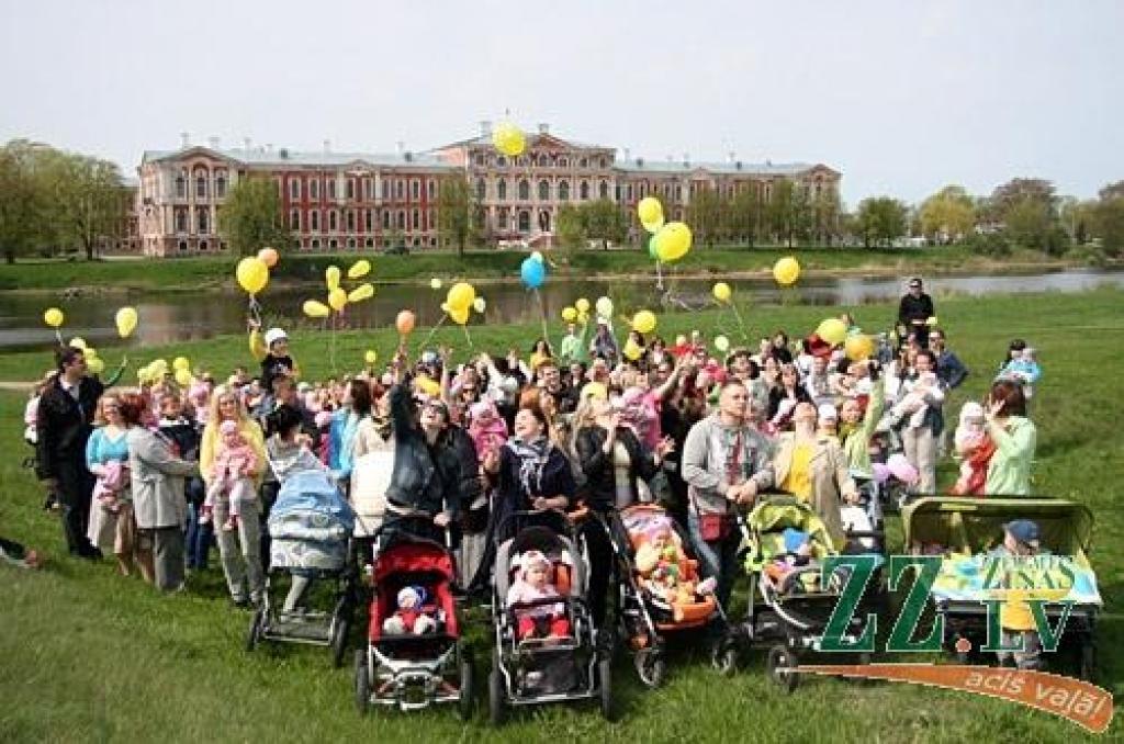 Desmitiem ģimeņu 6.maijā devās Ratu parādē no Jelgavas pils uz Lielupes pļavu. Gājienā devās arī jelgavniece Inga Ķergalve ar pērn oktobrī dzimušajām trīnītēm. Gājiens ar vēlāku balonu palaišanu debesīs rīkots, lai apvienotu pēc iespējas...