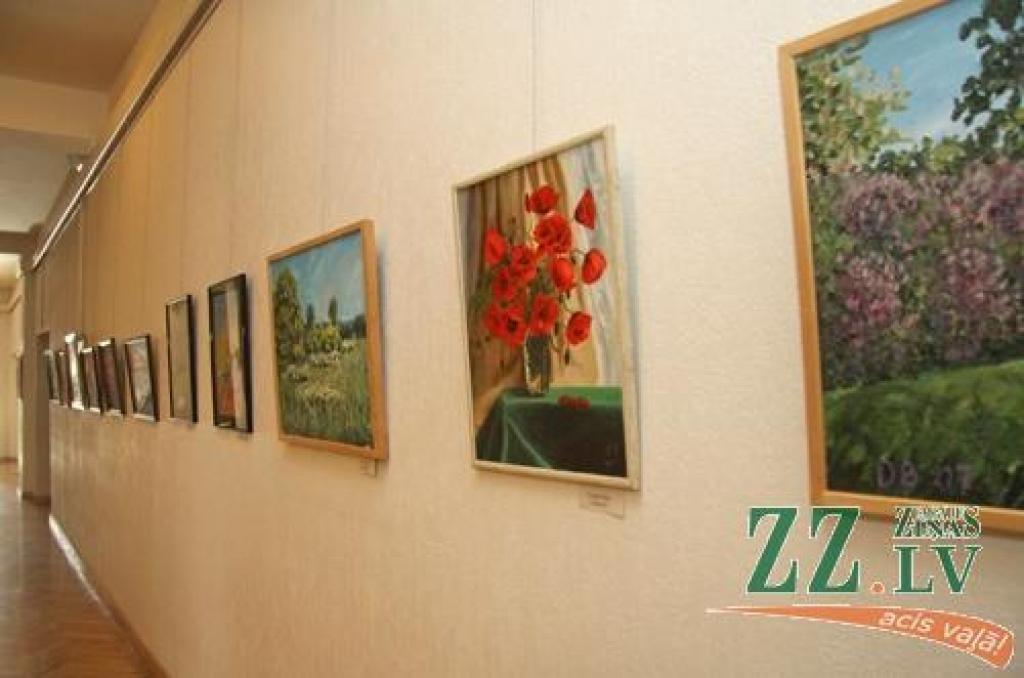 Līdz 30.maijam Jelgavas kultūras namam apskatāma Tautas gleznošanas studijas dalībnieku izstāde.