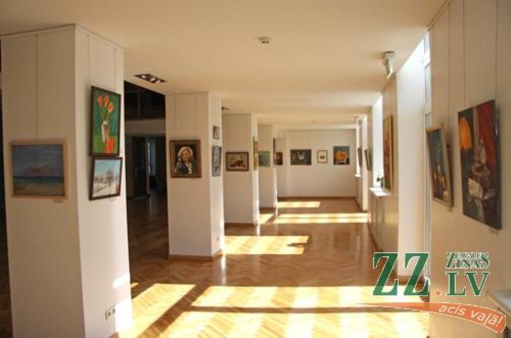 Līdz 30.maijam Jelgavas kultūras namam apskatāma Tautas gleznošanas studijas dalībnieku izstāde.