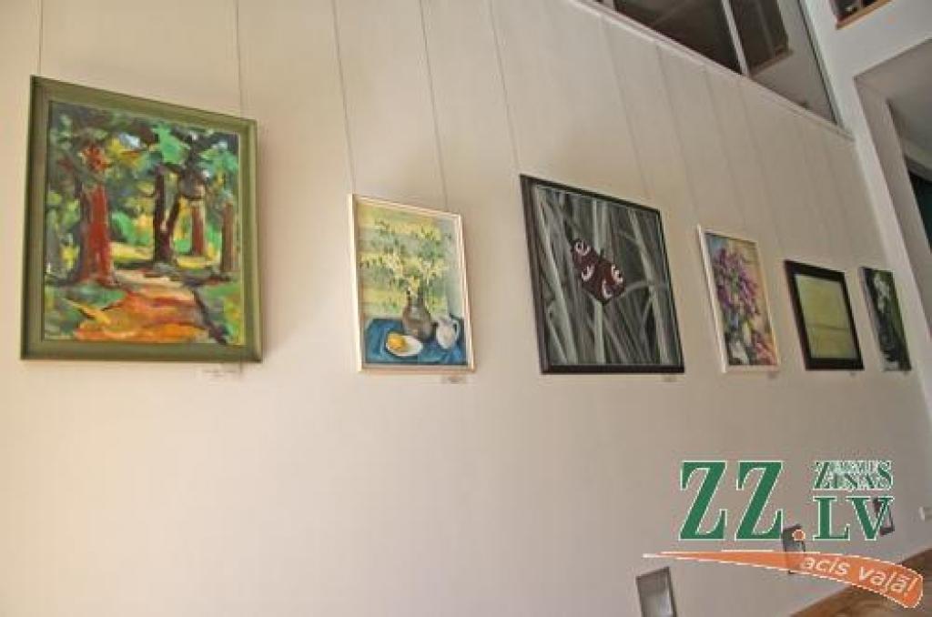 Līdz 30.maijam Jelgavas kultūras namam apskatāma Tautas gleznošanas studijas dalībnieku izstāde.