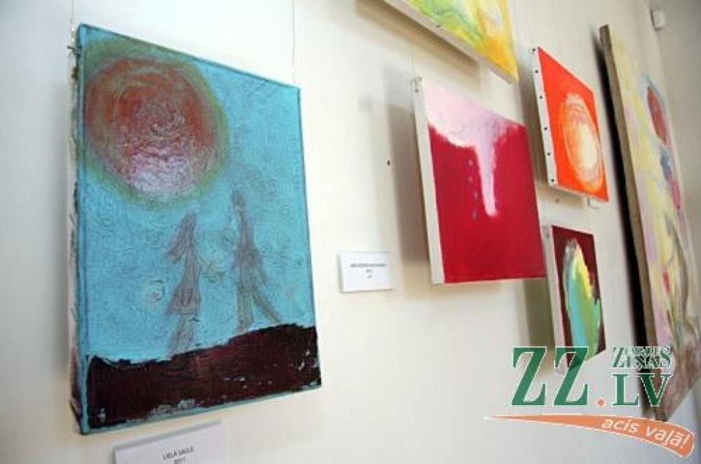 Jelgavas vecpilsētas galerijā «Suņa taka» jauna ekspozīcija – gleznotājas Baibas Ūlandes personālizstāde «Laiks dārzam, dārza darbi».