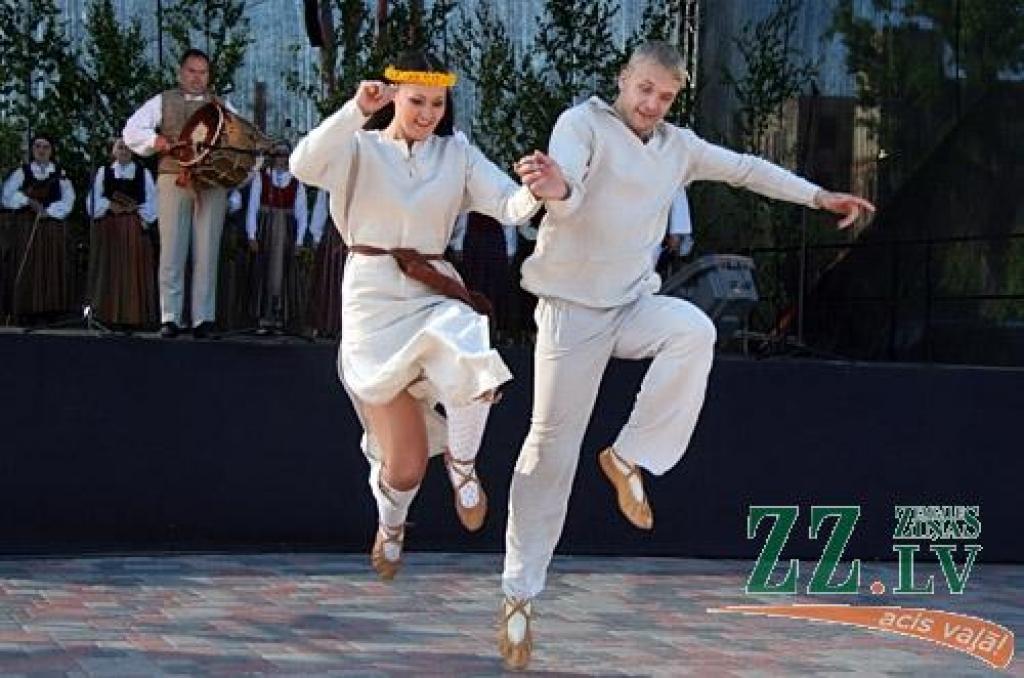 Kad Jāņi aizvadīti, no 29.jūnija līdz 1.jūlijam Jelgavā un Rīgā notiek trešais starptautiskais folkloras deju un mūzikas festivāls «Pa Pēteriem 2012». 29.jūnijā svētki notika Uzvaras parkā.
Latviju festivālā pārstāv Jelgavas aģentūras...