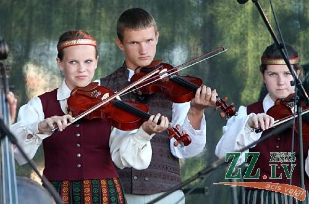 Kad Jāņi aizvadīti, no 29.jūnija līdz 1.jūlijam Jelgavā un Rīgā notiek trešais starptautiskais folkloras deju un mūzikas festivāls «Pa Pēteriem 2012». 29.jūnijā svētki notika Uzvaras parkā.
Latviju festivālā pārstāv Jelgavas aģentūras...