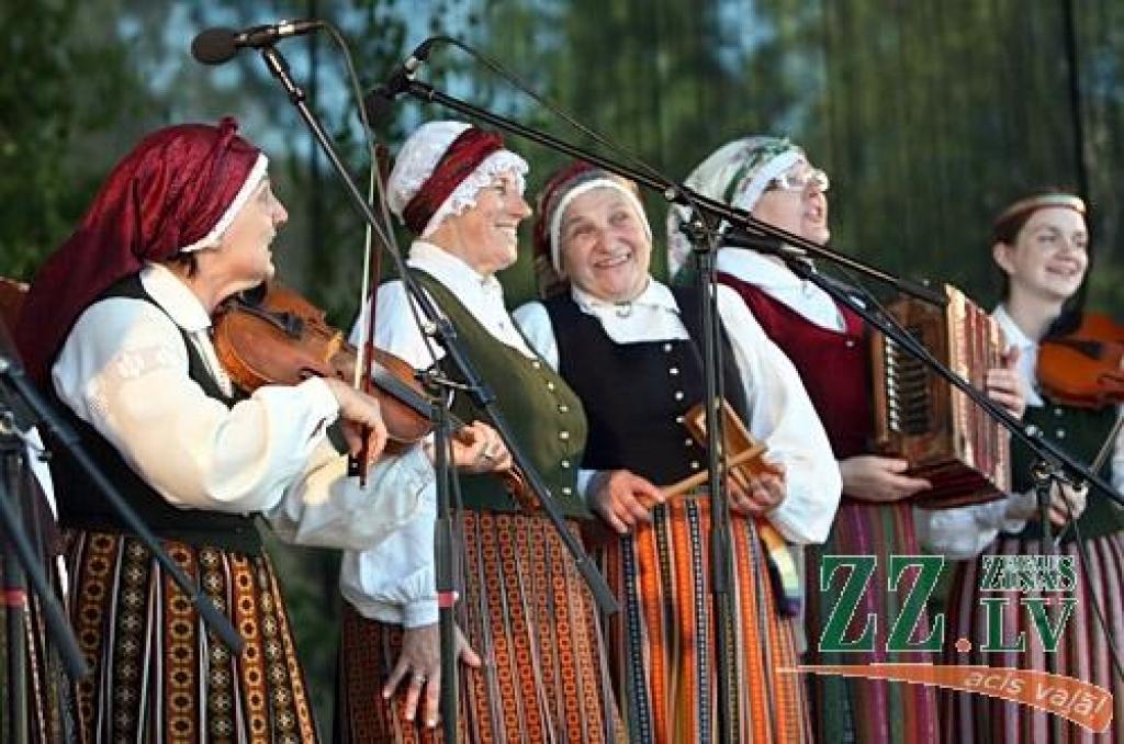 Kad Jāņi aizvadīti, no 29.jūnija līdz 1.jūlijam Jelgavā un Rīgā notiek trešais starptautiskais folkloras deju un mūzikas festivāls «Pa Pēteriem 2012». 29.jūnijā svētki notika Uzvaras parkā.
Latviju festivālā pārstāv Jelgavas aģentūras...