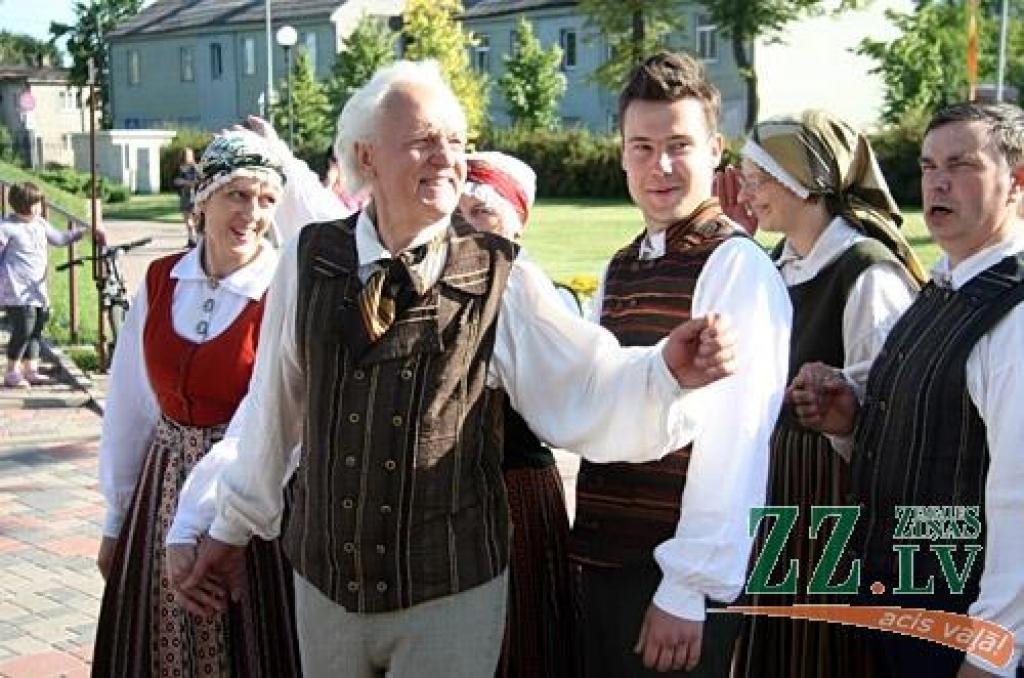 Kad Jāņi aizvadīti, no 29.jūnija līdz 1.jūlijam Jelgavā un Rīgā notiek trešais starptautiskais folkloras deju un mūzikas festivāls «Pa Pēteriem 2012». 29.jūnijā svētki notika Uzvaras parkā.
Latviju festivālā pārstāv Jelgavas aģentūras...