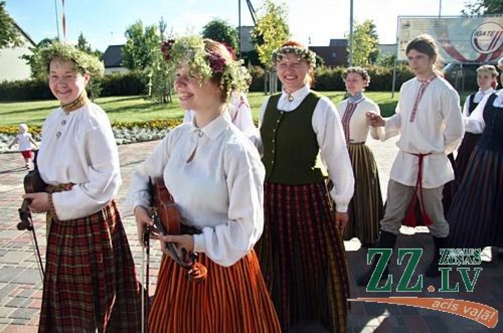 Kad Jāņi aizvadīti, no 29.jūnija līdz 1.jūlijam Jelgavā un Rīgā notiek trešais starptautiskais folkloras deju un mūzikas festivāls «Pa Pēteriem 2012». 29.jūnijā svētki notika Uzvaras parkā.
Latviju festivālā pārstāv Jelgavas aģentūras...