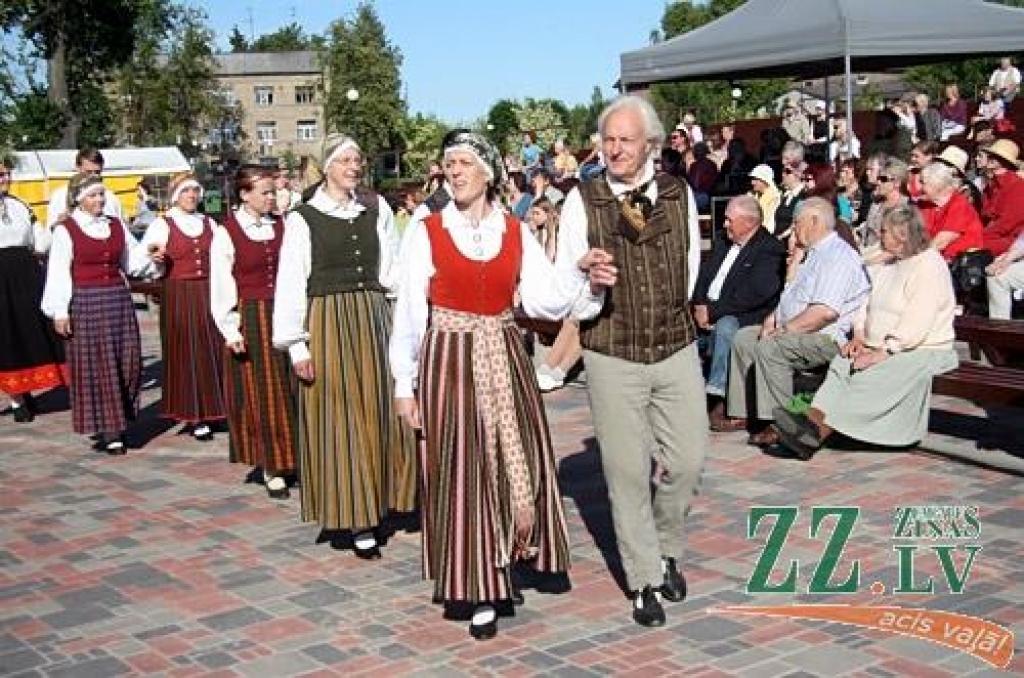 Kad Jāņi aizvadīti, no 29.jūnija līdz 1.jūlijam Jelgavā un Rīgā notiek trešais starptautiskais folkloras deju un mūzikas festivāls «Pa Pēteriem 2012». 29.jūnijā svētki notika Uzvaras parkā.
Latviju festivālā pārstāv Jelgavas aģentūras...