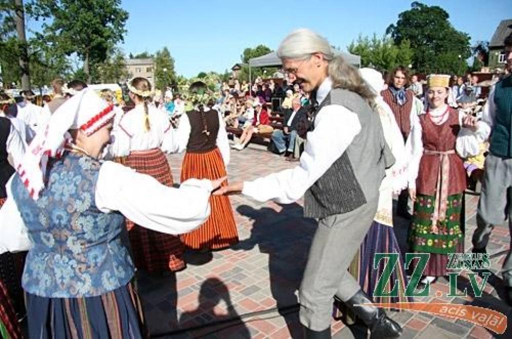 Kad Jāņi aizvadīti, no 29.jūnija līdz 1.jūlijam Jelgavā un Rīgā notiek trešais starptautiskais folkloras deju un mūzikas festivāls «Pa Pēteriem 2012». 29.jūnijā svētki notika Uzvaras parkā.
Latviju festivālā pārstāv Jelgavas aģentūras...