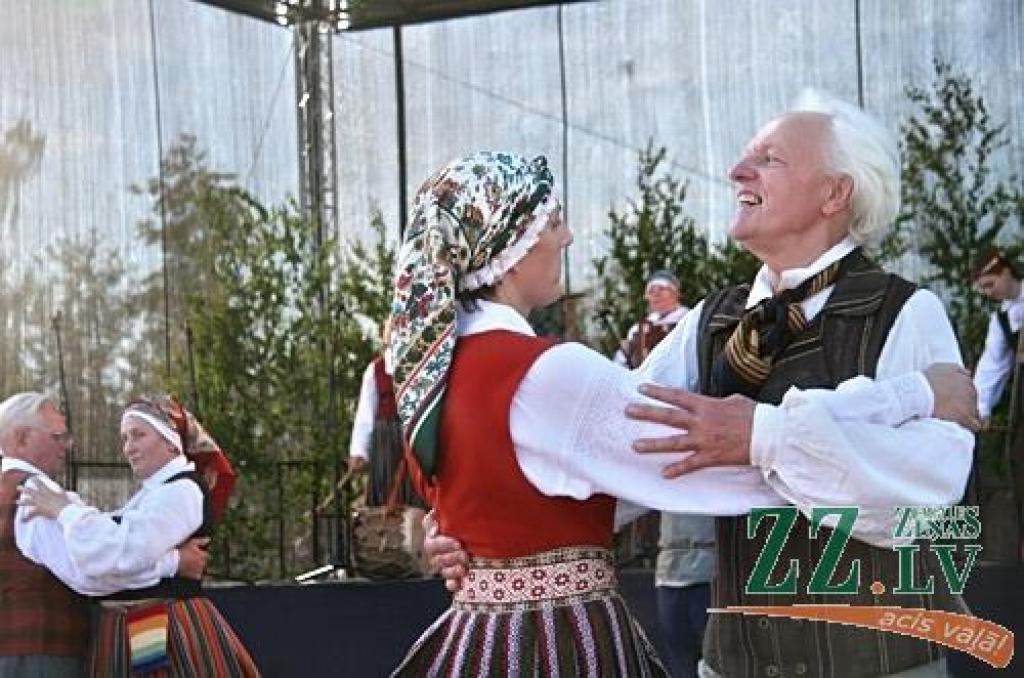 Kad Jāņi aizvadīti, no 29.jūnija līdz 1.jūlijam Jelgavā un Rīgā notiek trešais starptautiskais folkloras deju un mūzikas festivāls «Pa Pēteriem 2012». 29.jūnijā svētki notika Uzvaras parkā.
Latviju festivālā pārstāv Jelgavas aģentūras...
