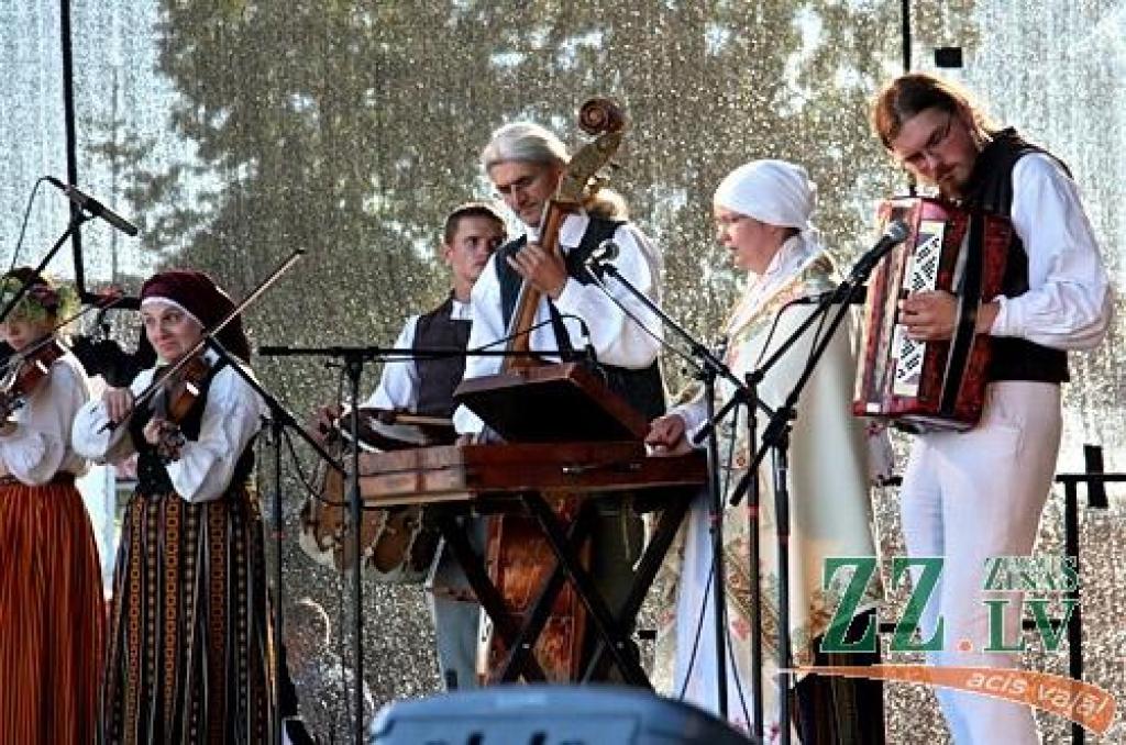 Kad Jāņi aizvadīti, no 29.jūnija līdz 1.jūlijam Jelgavā un Rīgā notiek trešais starptautiskais folkloras deju un mūzikas festivāls «Pa Pēteriem 2012». 29.jūnijā svētki notika Uzvaras parkā.
Latviju festivālā pārstāv Jelgavas aģentūras...