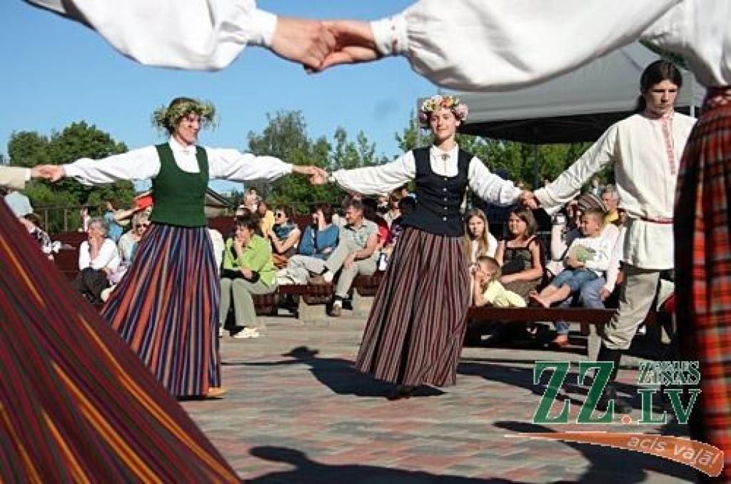 Kad Jāņi aizvadīti, no 29.jūnija līdz 1.jūlijam Jelgavā un Rīgā notiek trešais starptautiskais folkloras deju un mūzikas festivāls «Pa Pēteriem 2012». 29.jūnijā svētki notika Uzvaras parkā.
Latviju festivālā pārstāv Jelgavas aģentūras...