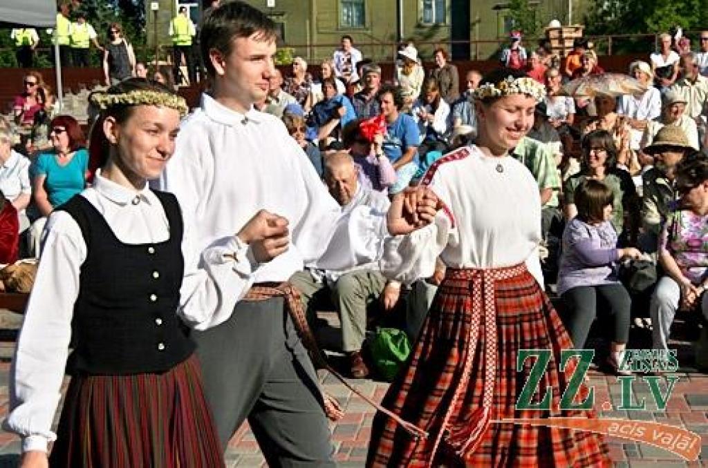 Kad Jāņi aizvadīti, no 29.jūnija līdz 1.jūlijam Jelgavā un Rīgā notiek trešais starptautiskais folkloras deju un mūzikas festivāls «Pa Pēteriem 2012». 29.jūnijā svētki notika Uzvaras parkā.
Latviju festivālā pārstāv Jelgavas aģentūras...