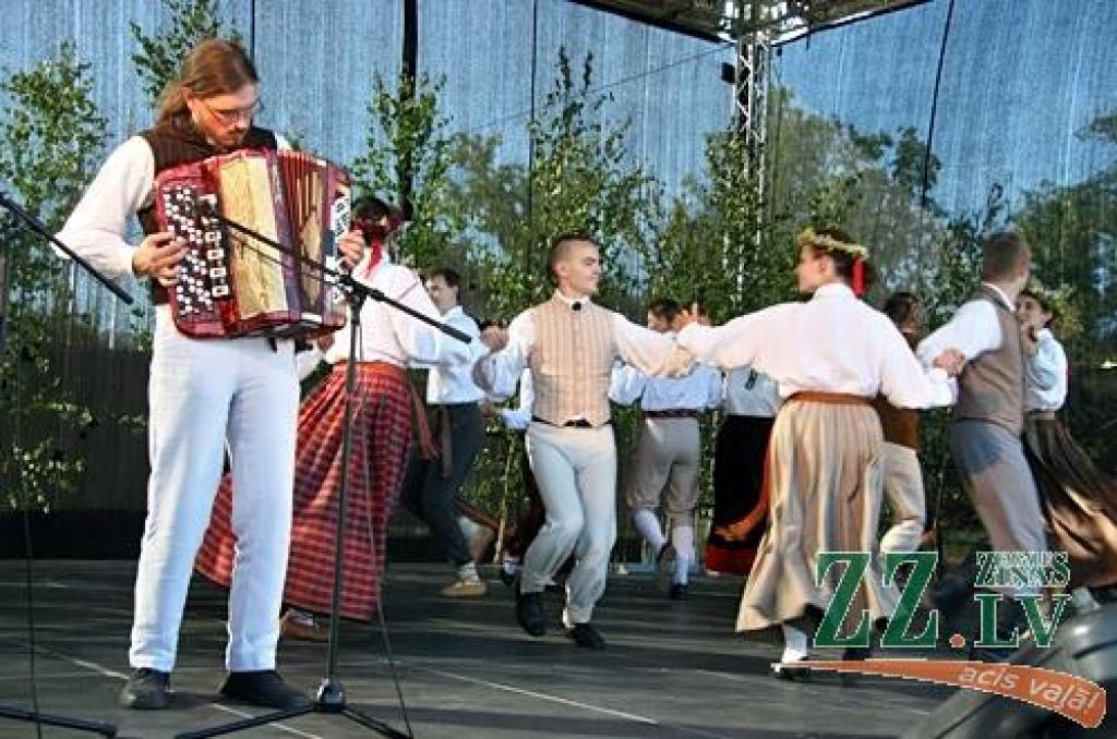 Kad Jāņi aizvadīti, no 29.jūnija līdz 1.jūlijam Jelgavā un Rīgā notiek trešais starptautiskais folkloras deju un mūzikas festivāls «Pa Pēteriem 2012». 29.jūnijā svētki notika Uzvaras parkā.
Latviju festivālā pārstāv Jelgavas aģentūras...
