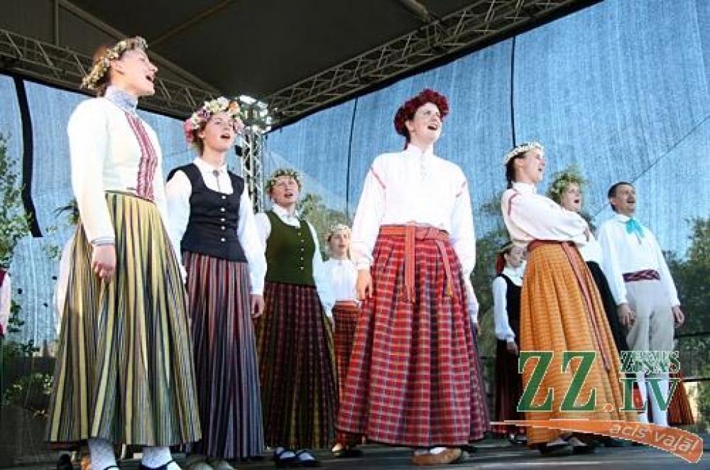 Kad Jāņi aizvadīti, no 29.jūnija līdz 1.jūlijam Jelgavā un Rīgā notiek trešais starptautiskais folkloras deju un mūzikas festivāls «Pa Pēteriem 2012». 29.jūnijā svētki notika Uzvaras parkā.
Latviju festivālā pārstāv Jelgavas aģentūras...