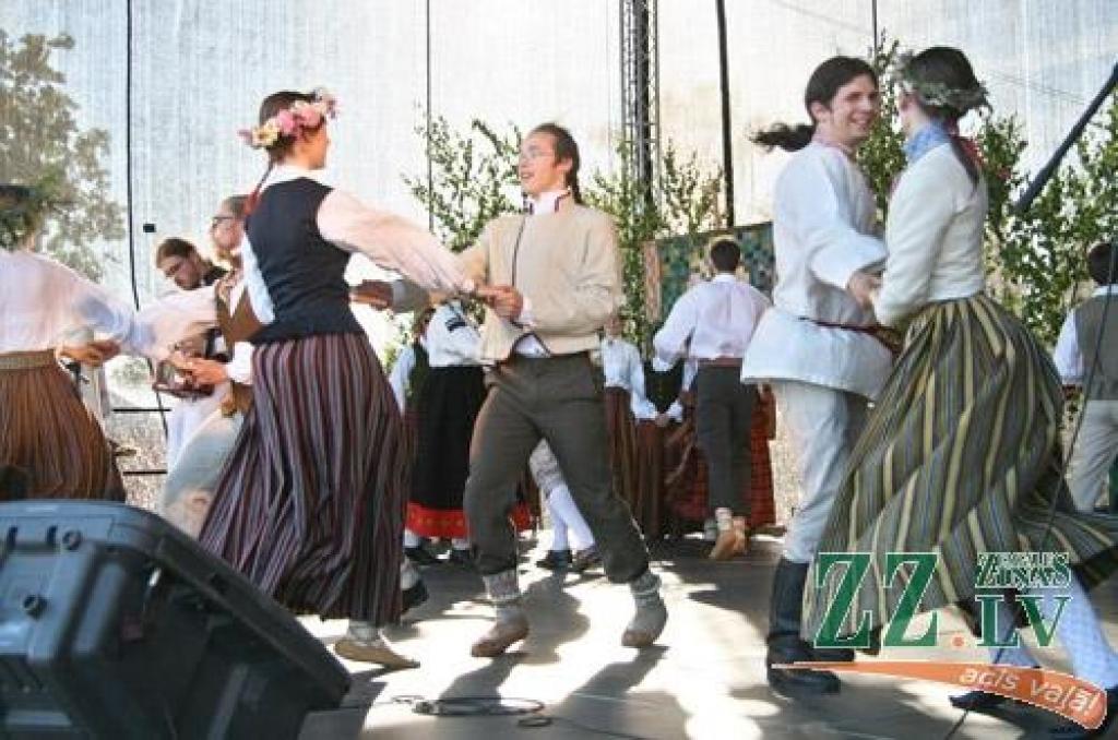 Kad Jāņi aizvadīti, no 29.jūnija līdz 1.jūlijam Jelgavā un Rīgā notiek trešais starptautiskais folkloras deju un mūzikas festivāls «Pa Pēteriem 2012». 29.jūnijā svētki notika Uzvaras parkā.
Latviju festivālā pārstāv Jelgavas aģentūras...