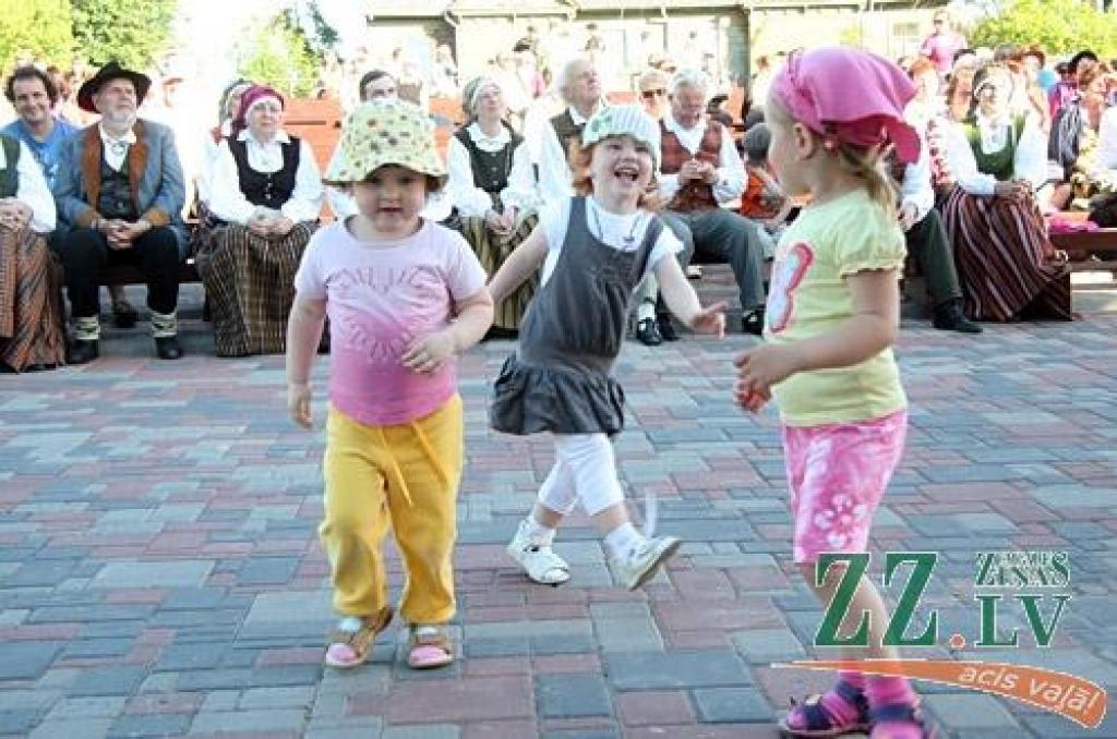 Kad Jāņi aizvadīti, no 29.jūnija līdz 1.jūlijam Jelgavā un Rīgā notiek trešais starptautiskais folkloras deju un mūzikas festivāls «Pa Pēteriem 2012». 29.jūnijā svētki notika Uzvaras parkā.
Latviju festivālā pārstāv Jelgavas aģentūras...