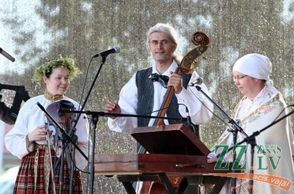 Kad Jāņi aizvadīti, no 29.jūnija līdz 1.jūlijam Jelgavā un Rīgā notiek trešais starptautiskais folkloras deju un mūzikas festivāls «Pa Pēteriem 2012». 29.jūnijā svētki notika Uzvaras parkā.
Latviju festivālā pārstāv Jelgavas aģentūras...