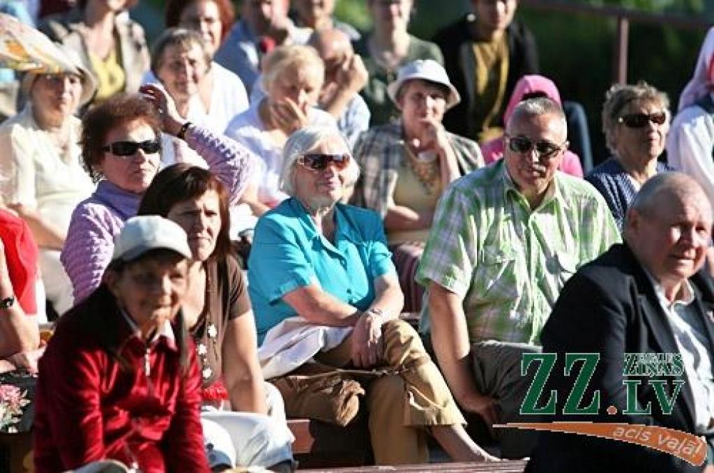 Kad Jāņi aizvadīti, no 29.jūnija līdz 1.jūlijam Jelgavā un Rīgā notiek trešais starptautiskais folkloras deju un mūzikas festivāls «Pa Pēteriem 2012». 29.jūnijā svētki notika Uzvaras parkā.
Latviju festivālā pārstāv Jelgavas aģentūras...