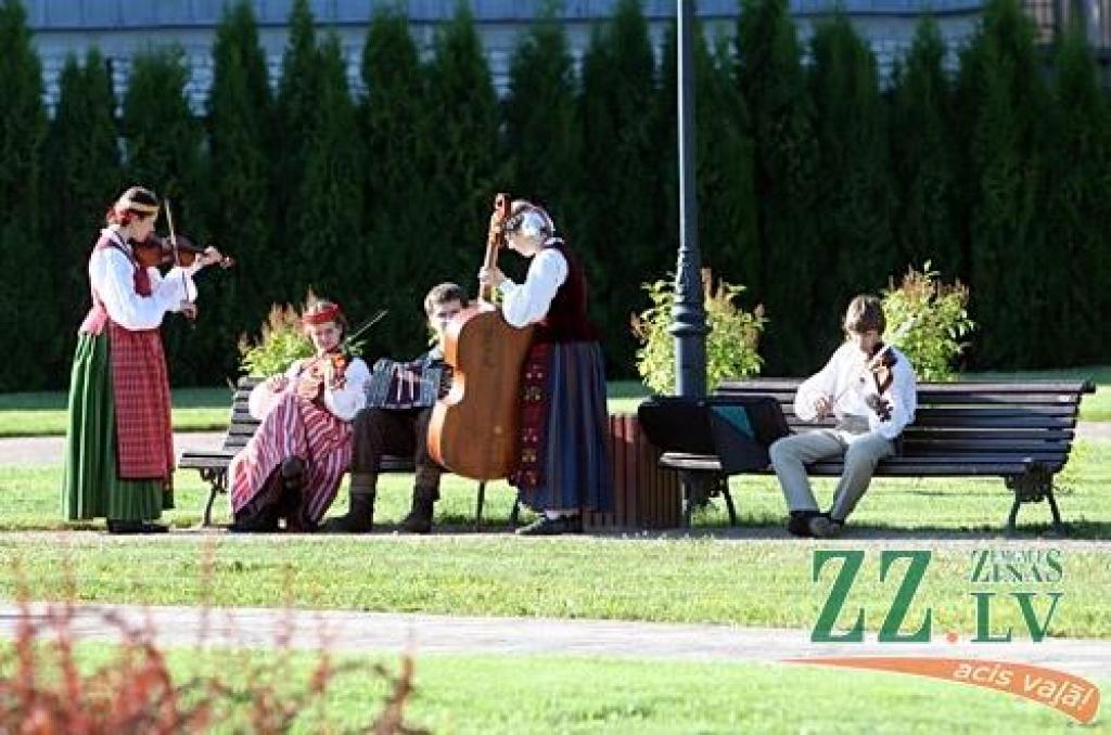 Kad Jāņi aizvadīti, no 29.jūnija līdz 1.jūlijam Jelgavā un Rīgā notiek trešais starptautiskais folkloras deju un mūzikas festivāls «Pa Pēteriem 2012». 29.jūnijā svētki notika Uzvaras parkā.
Latviju festivālā pārstāv Jelgavas aģentūras...