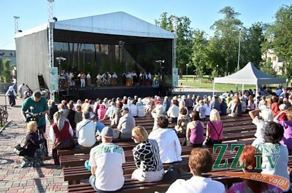 Kad Jāņi aizvadīti, no 29.jūnija līdz 1.jūlijam Jelgavā un Rīgā notiek trešais starptautiskais folkloras deju un mūzikas festivāls «Pa Pēteriem 2012». 29.jūnijā svētki notika Uzvaras parkā.
Latviju festivālā pārstāv Jelgavas aģentūras...