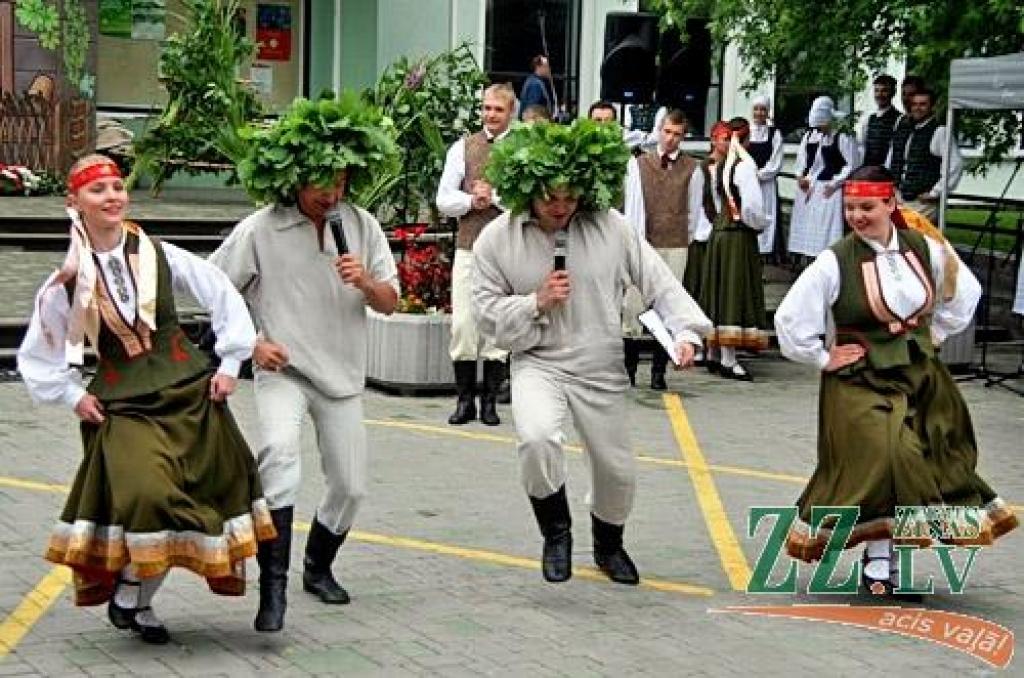 Ar tradicionālo Zāļu tirgu 23.jūnijā Jelgavā ieskandināti svētki. Līgotāji varēja iegādāties gan gardas veltes Jāņu galdam, gan priecāties par mākslinieku priekšnesumiem.
Svētkos sumināti arī paši jaunākie Jelgavas iedzīvotāji.