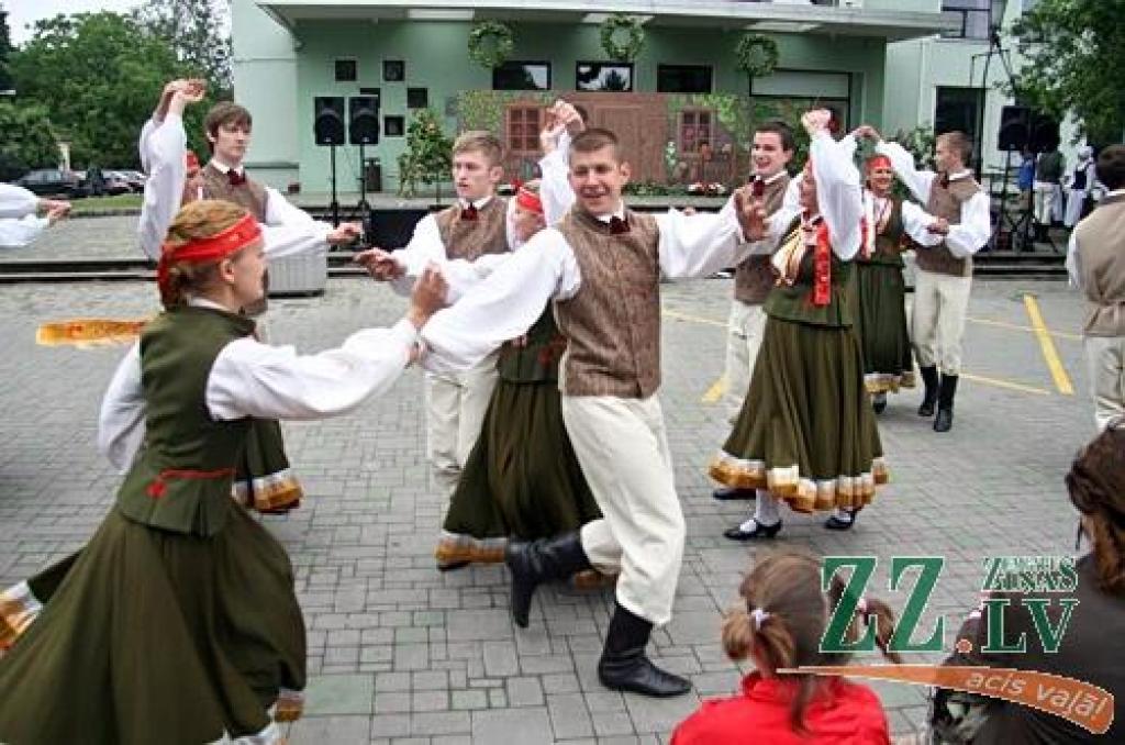 Ar tradicionālo Zāļu tirgu 23.jūnijā Jelgavā ieskandināti svētki. Līgotāji varēja iegādāties gan gardas veltes Jāņu galdam, gan priecāties par mākslinieku priekšnesumiem.
Svētkos sumināti arī paši jaunākie Jelgavas iedzīvotāji.