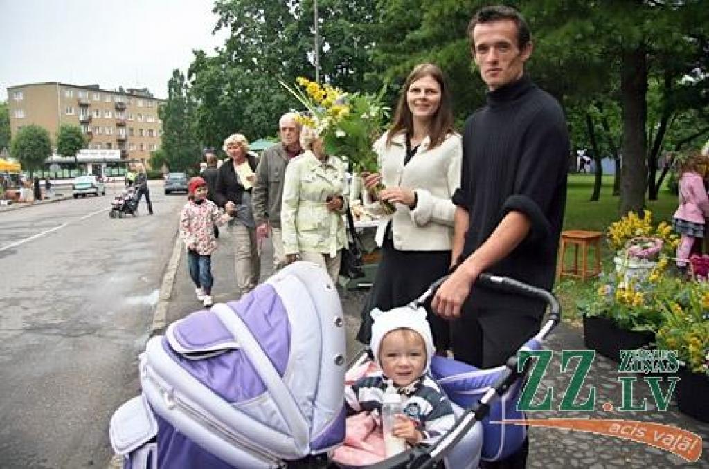 Ar tradicionālo Zāļu tirgu 23.jūnijā Jelgavā ieskandināti svētki. Līgotāji varēja iegādāties gan gardas veltes Jāņu galdam, gan priecāties par mākslinieku priekšnesumiem.
Svētkos sumināti arī paši jaunākie Jelgavas iedzīvotāji.
