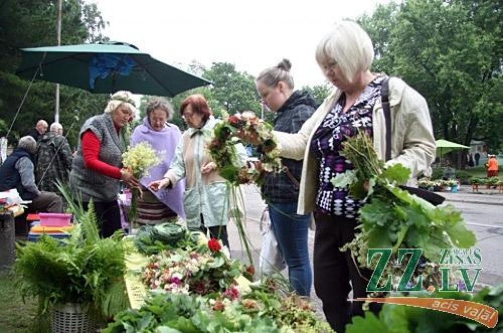 Ar tradicionālo Zāļu tirgu 23.jūnijā Jelgavā ieskandināti svētki. Līgotāji varēja iegādāties gan gardas veltes Jāņu galdam, gan priecāties par mākslinieku priekšnesumiem.
Svētkos sumināti arī paši jaunākie Jelgavas iedzīvotāji.