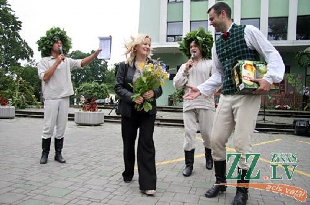 Ar tradicionālo Zāļu tirgu 23.jūnijā Jelgavā ieskandināti svētki. Līgotāji varēja iegādāties gan gardas veltes Jāņu galdam, gan priecāties par mākslinieku priekšnesumiem.
Svētkos sumināti arī paši jaunākie Jelgavas iedzīvotāji.
