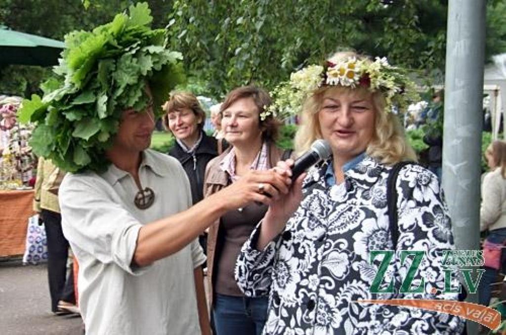 Ar tradicionālo Zāļu tirgu 23.jūnijā Jelgavā ieskandināti svētki. Līgotāji varēja iegādāties gan gardas veltes Jāņu galdam, gan priecāties par mākslinieku priekšnesumiem.
Svētkos sumināti arī paši jaunākie Jelgavas iedzīvotāji.