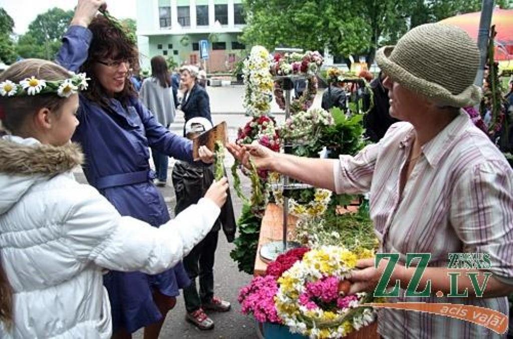 Ar tradicionālo Zāļu tirgu 23.jūnijā Jelgavā ieskandināti svētki. Līgotāji varēja iegādāties gan gardas veltes Jāņu galdam, gan priecāties par mākslinieku priekšnesumiem.
Svētkos sumināti arī paši jaunākie Jelgavas iedzīvotāji.